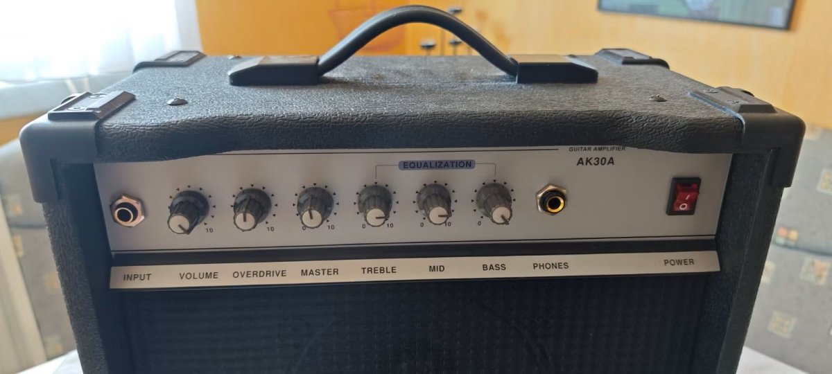 Soundking AK30 Gitarrenverstärker 75 Watt - 3-Band Equalizer - 8 Speaker - Kopfhörerausgang & Pedalanschluss - Idealer Combo Amp für Einsteiger mit Extra robusten Schutzecken Soundking AK30 Gitarrenverstärker 75 Watt - 3-Band Equalizer - 8 Speaker - Kopfhörerausgang & Pedalanschluss - Idealer Combo Amp für Einsteiger mit Extra robusten Schutzecken